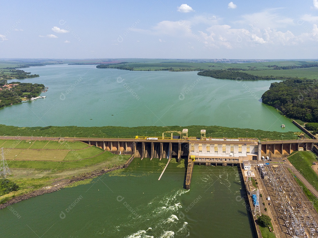 Vista aérea da barragem no reservatório com água corrente, usina hidrelétrica.