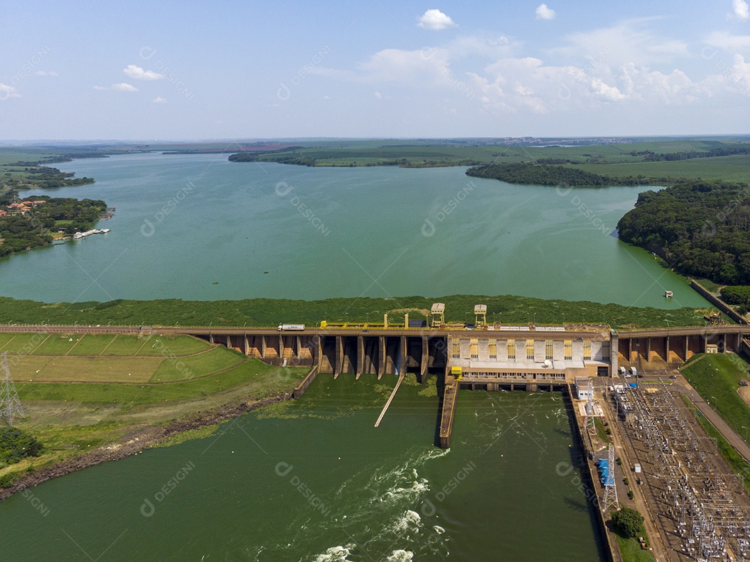 Vista aérea da barragem no reservatório com água corrente, usina hidrelétrica.