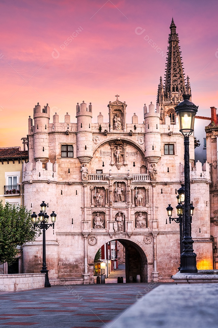 Arco de Santa Maria na cidade património mundial de Burgos em Espanha, Castilla y Leon - Porta de entrada para a cidade velha - Conceito de turismo de viagens e cultural