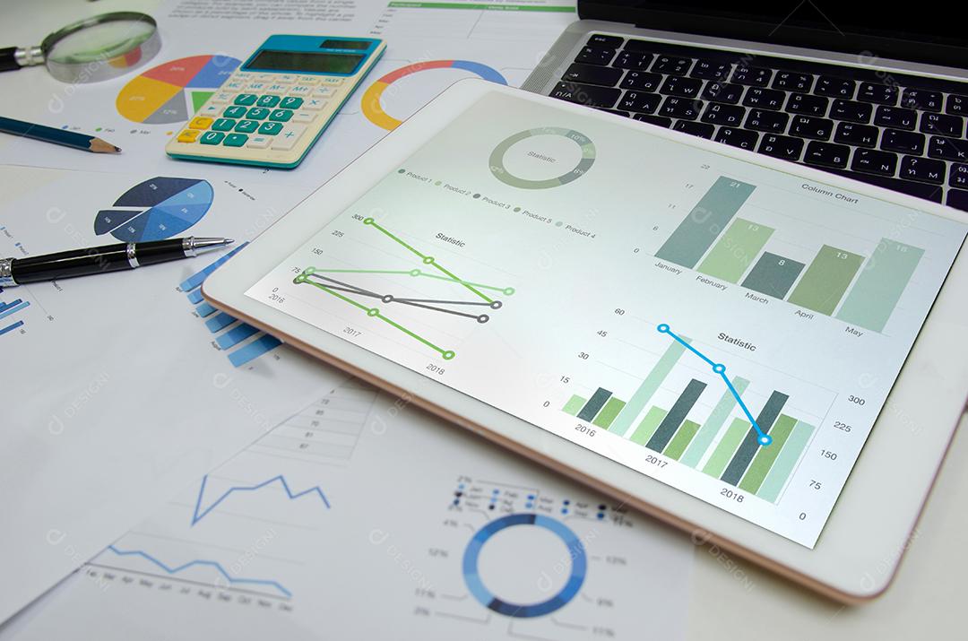 Relatório de finanças do gráfico de documento de negócios e gráfico de informações de marketing digital tablet de análise de investimento e caneta na mesa.