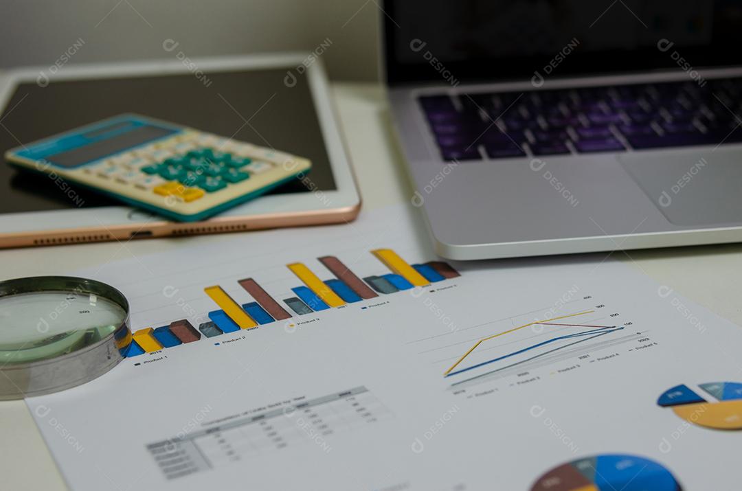 Relatório de finanças do gráfico de documento de negócios e gráfico de informações de marketing digital tablet de análise de investimento e caneta na mesa.