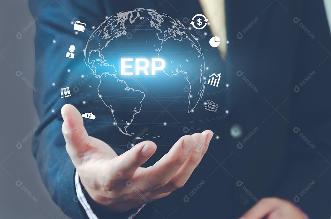 Empresário mão mundo tela virtual ERP planejamento de recursos empresariais conceito de ícone de conexão de tecnologia digital.