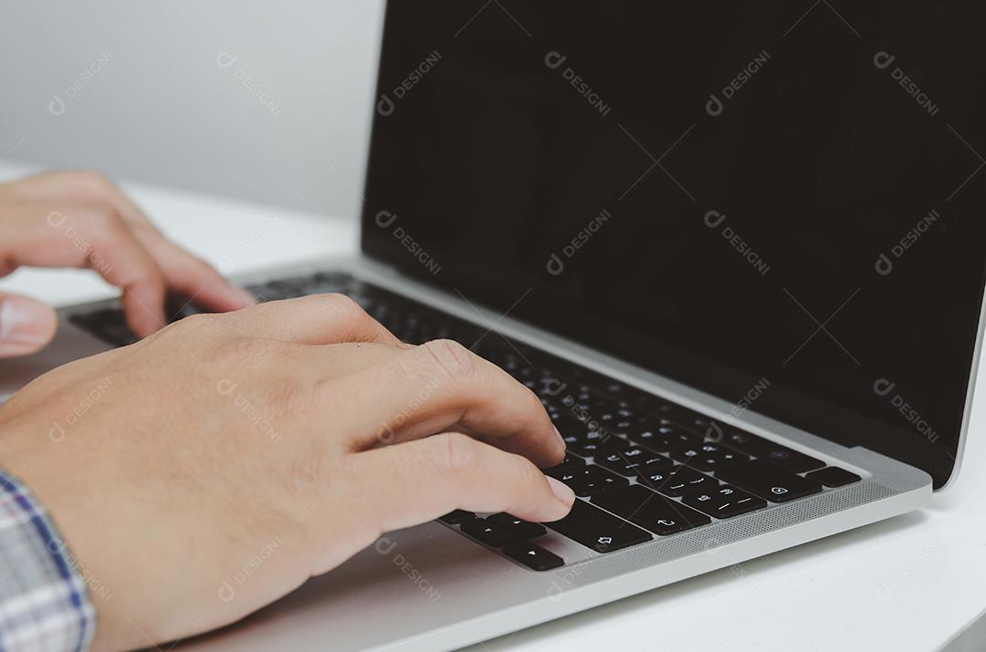 Homem de mão usando teclado computador portátil rede de tecnologia de internet digital navegando e fazendo compras online e mídias sociais.