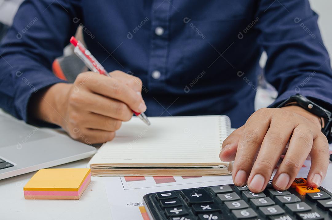 Relatório de finanças de documento de negócios e gráfico de análise contábil. Empresário usando calcular a estatística de papelada do gráfico de investimento de marketing na mesa.