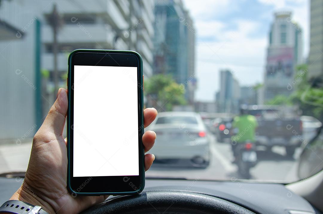 Homem segurando smartphone móvel simulado tela branca no carro.