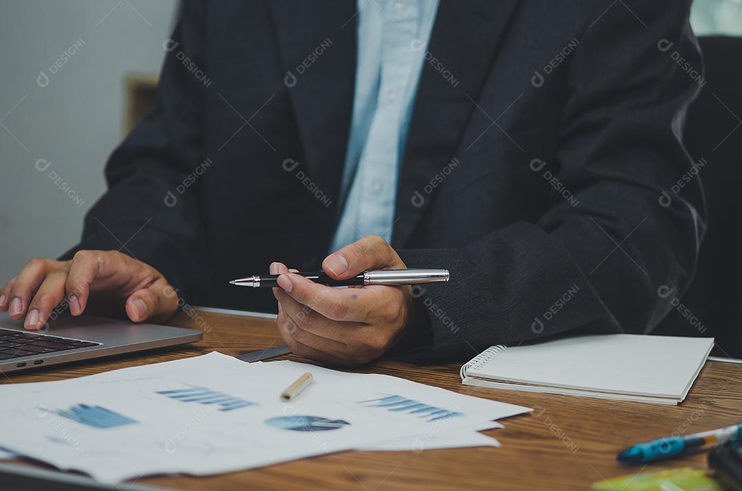 Empresário dados documento gráfico gráfico relatório desenvolvimento de pesquisa de marketing trabalhando no escritório com laptop.