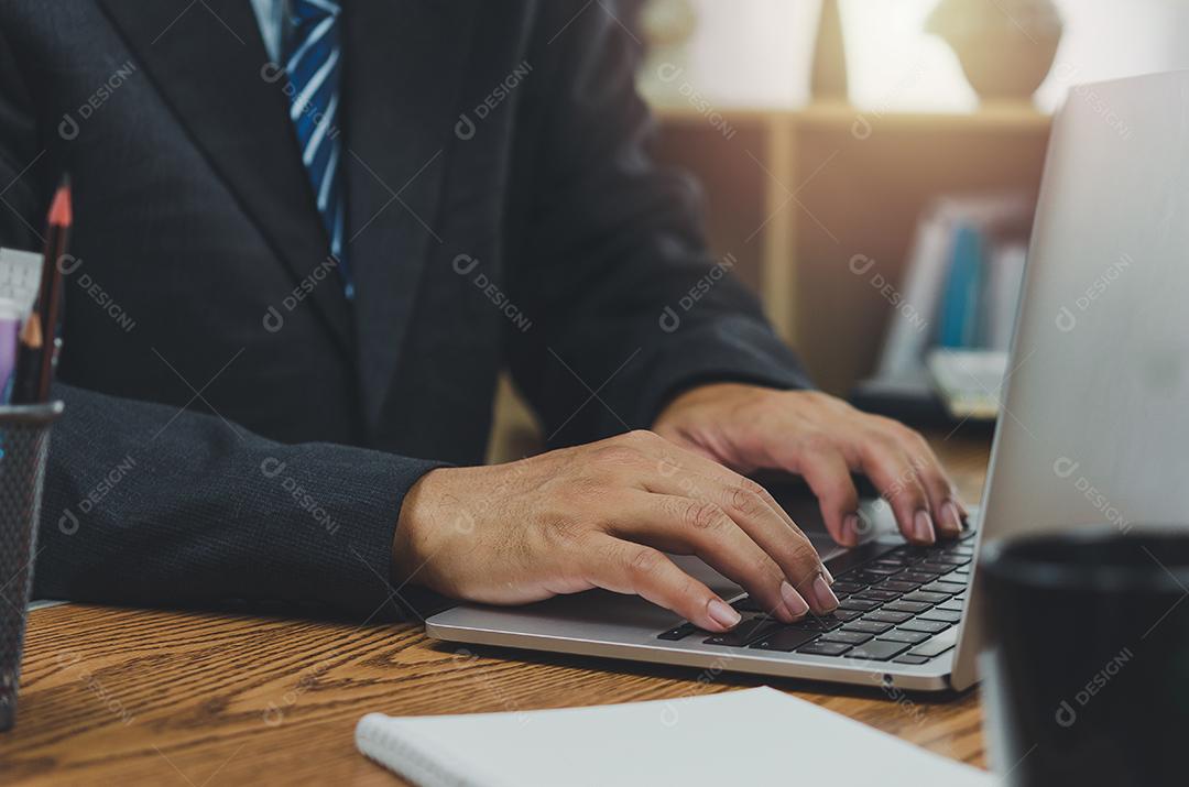 Negócios digitando teclado computador laptop tecnologia marketing digital on-line e rede social de comunicação na internet na mesa no escritório.