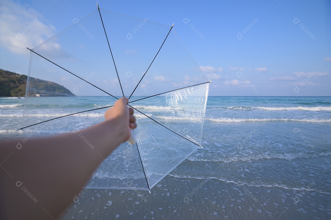 Alça de guarda chuva transparente na praia