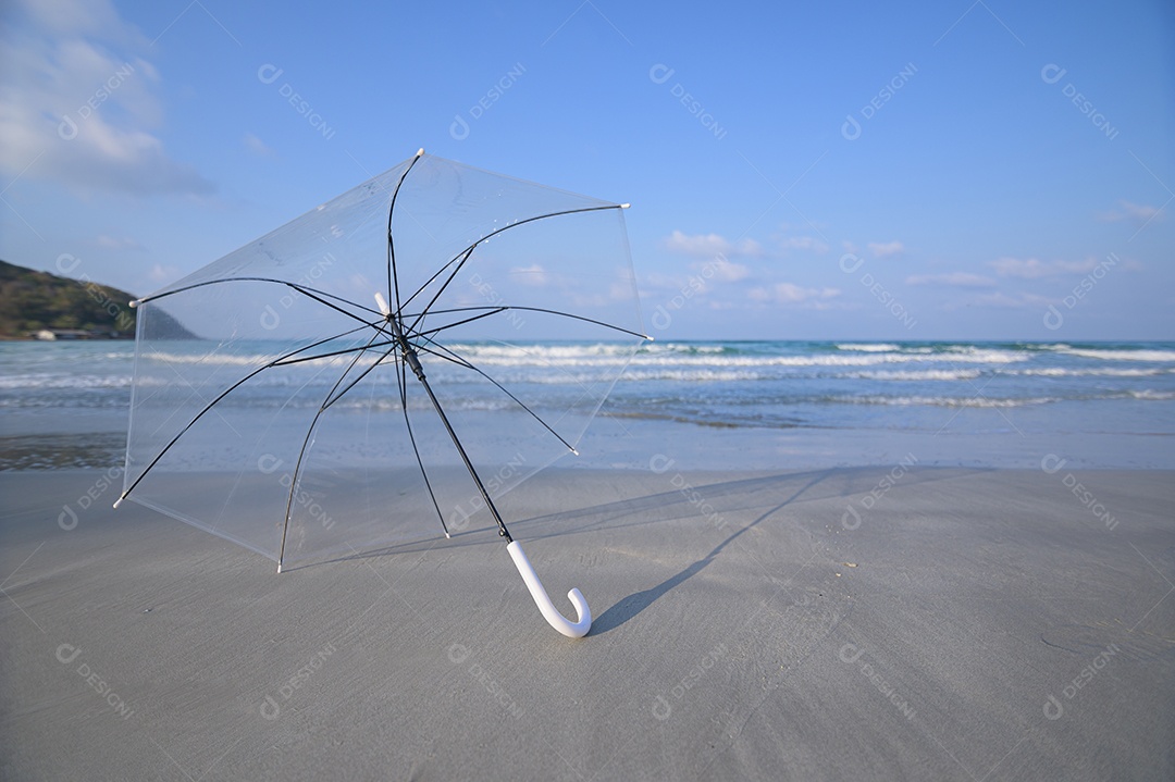 Um guarda-chuva descansando na praia