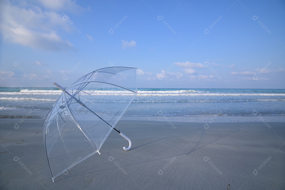 Um guarda-chuva descansando na praia