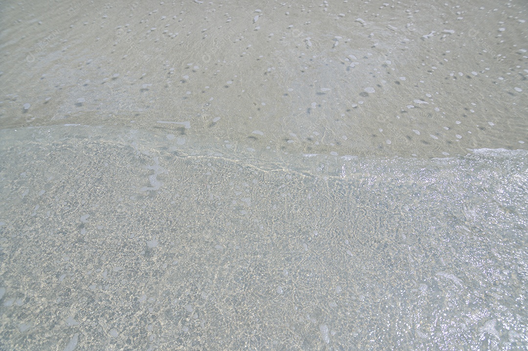 Ondas claras do mar e praias arenosas durante o dia
