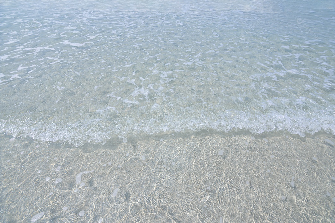 Ondas claras do mar e praias arenosas durante o dia