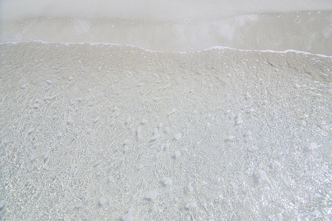 Ondas claras do mar e praias arenosas durante o dia