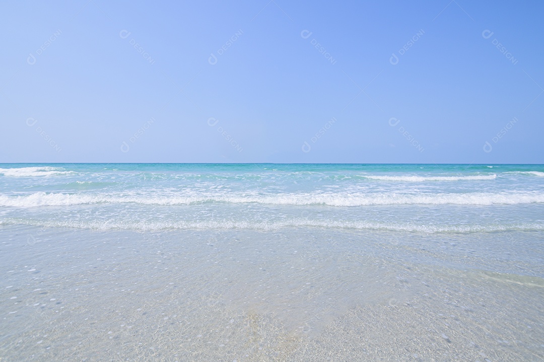 Vista da praia, mar azul durante o dia