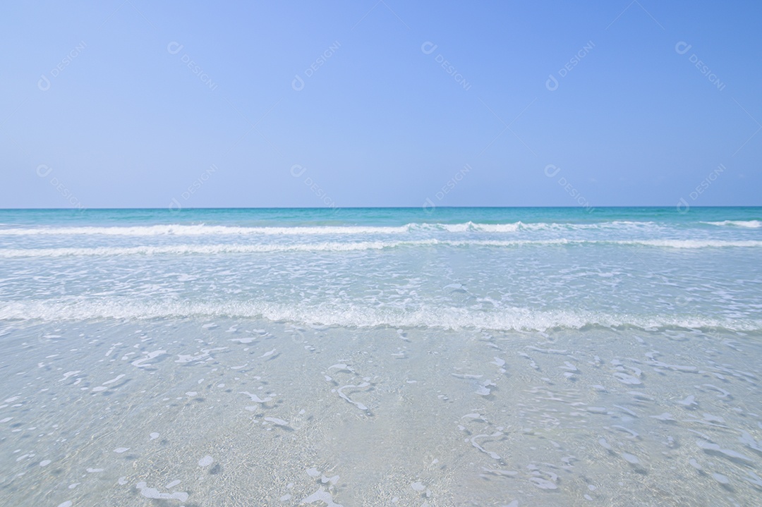 Vista da praia, mar azul durante o dia