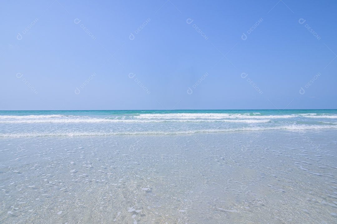 Vista da praia, mar azul durante o dia