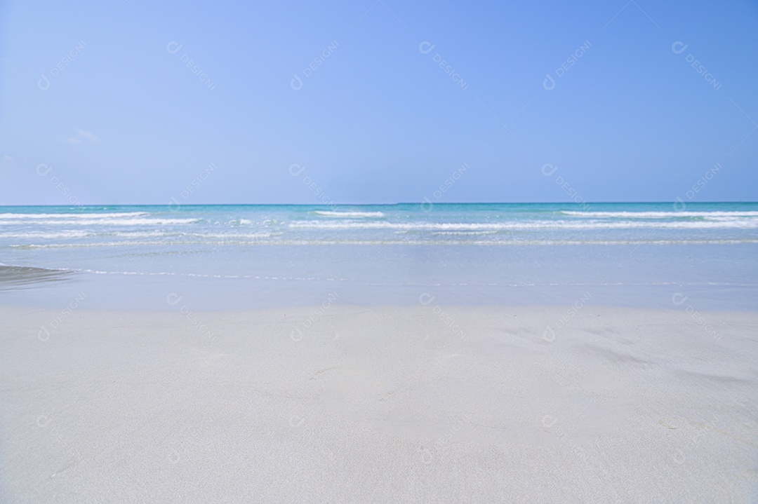 Vista da praia, mar claro durante o dia.
