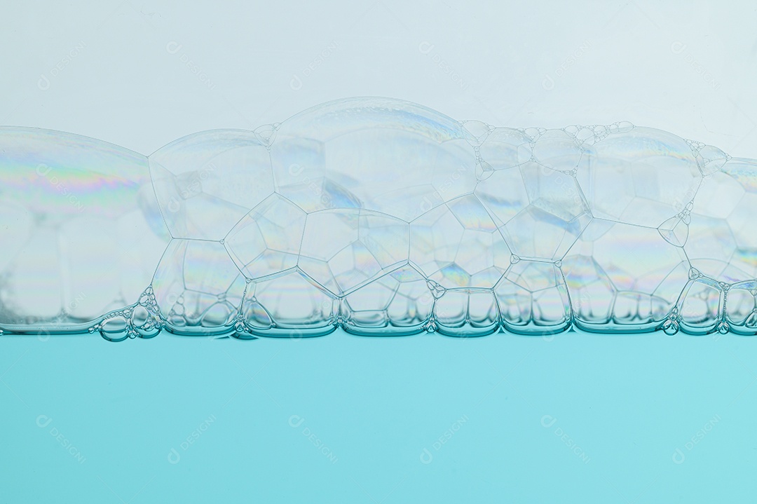 Bolhas azuis claras e fundo branco da água