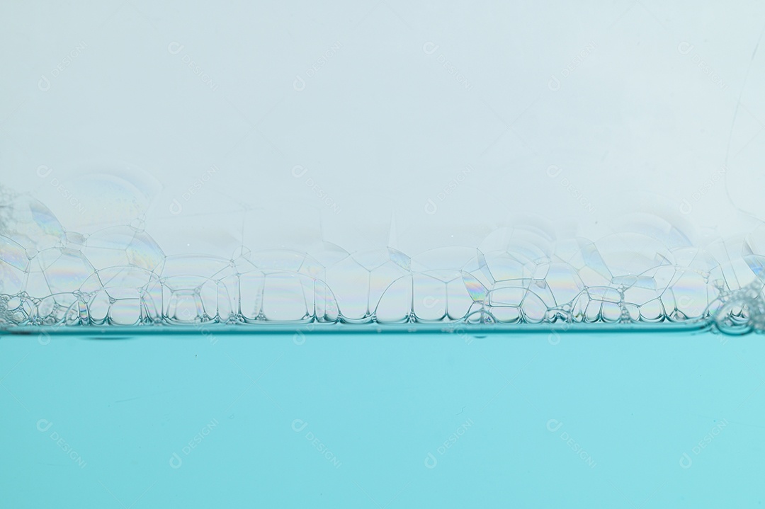 Bolhas azuis claras e fundo branco da água