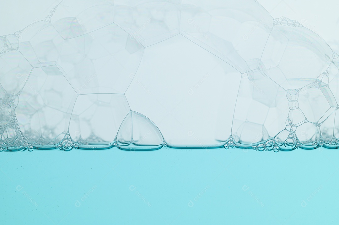 Bolhas azuis claras e fundo branco da água