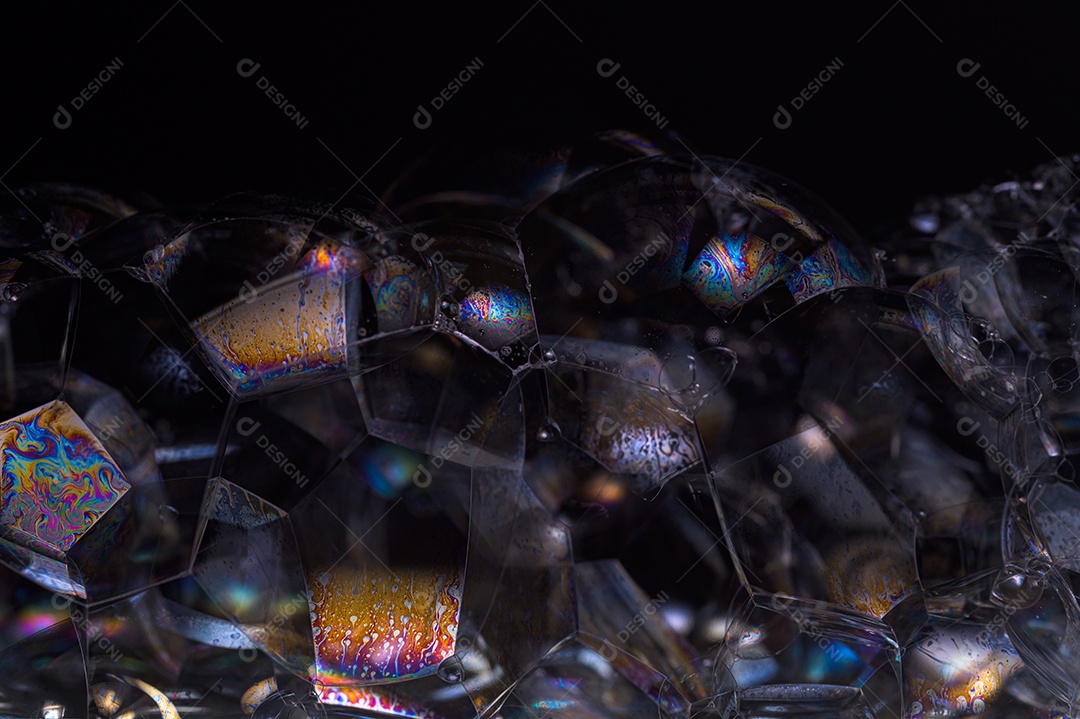 Arco-íris em uma bolha de fundo preto