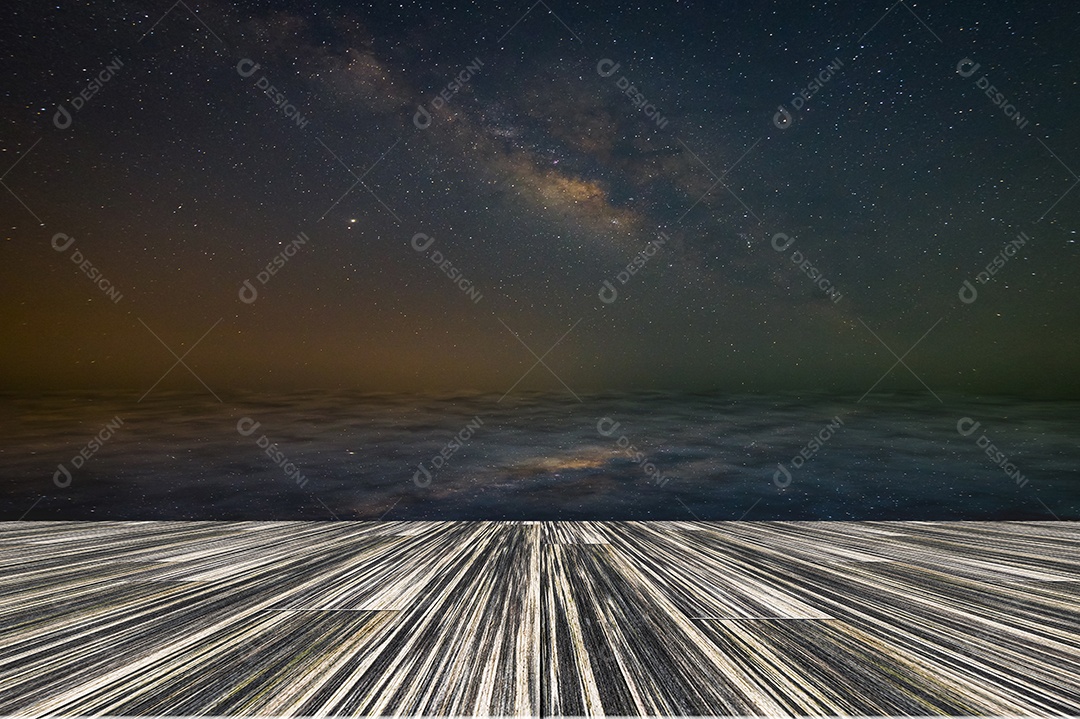 Piso de madeira pano de fundo céu via láctea reflexão água chão à noite