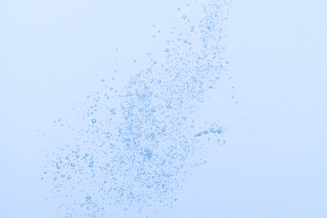 Bolhas azuis claras e fundo branco da água