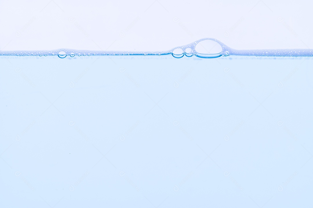 Bolhas azuis claras e fundo branco da água