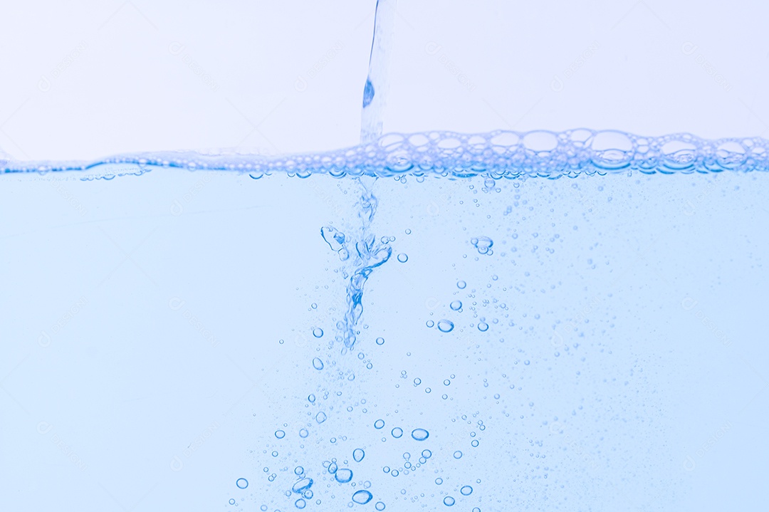 Bolhas azuis claras e fundo branco da água