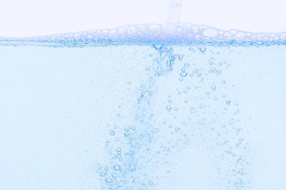 Bolhas azuis claras e fundo branco da água