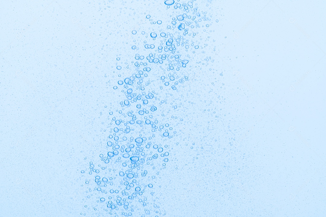 Bolhas azuis claras e fundo branco da água
