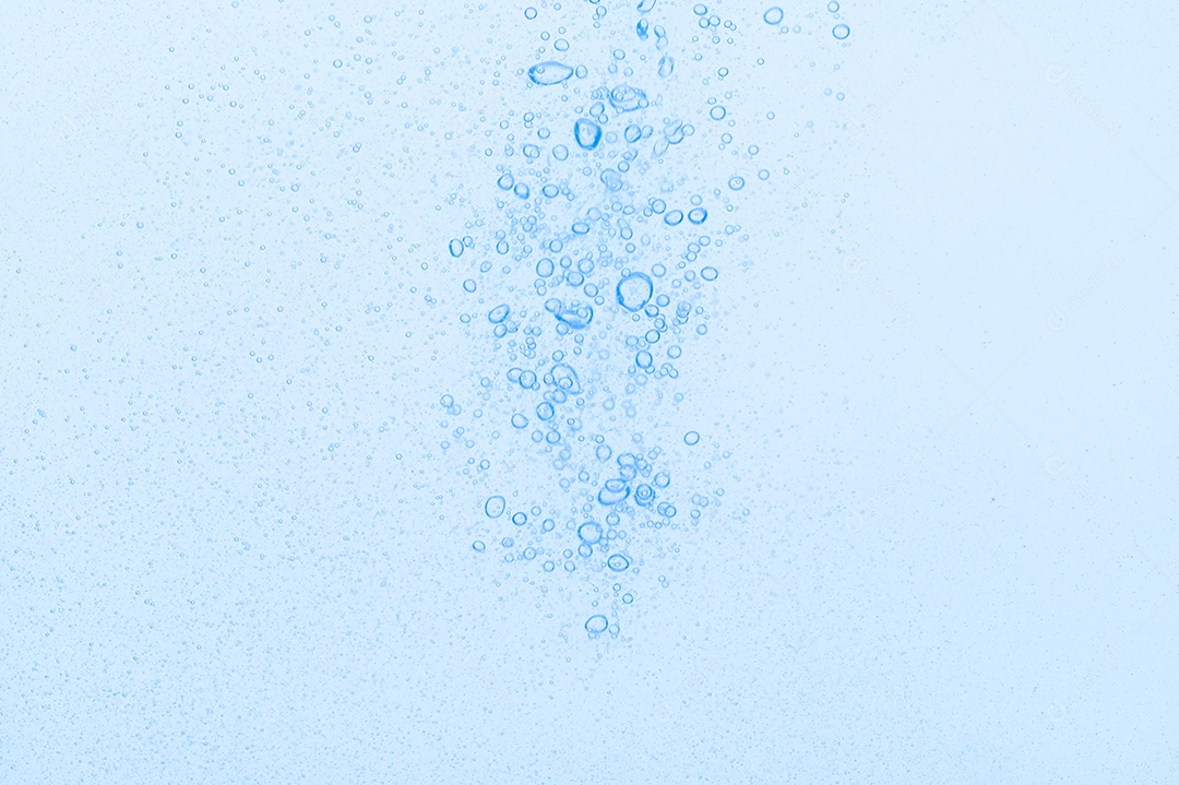 Bolhas azuis claras e fundo branco da água