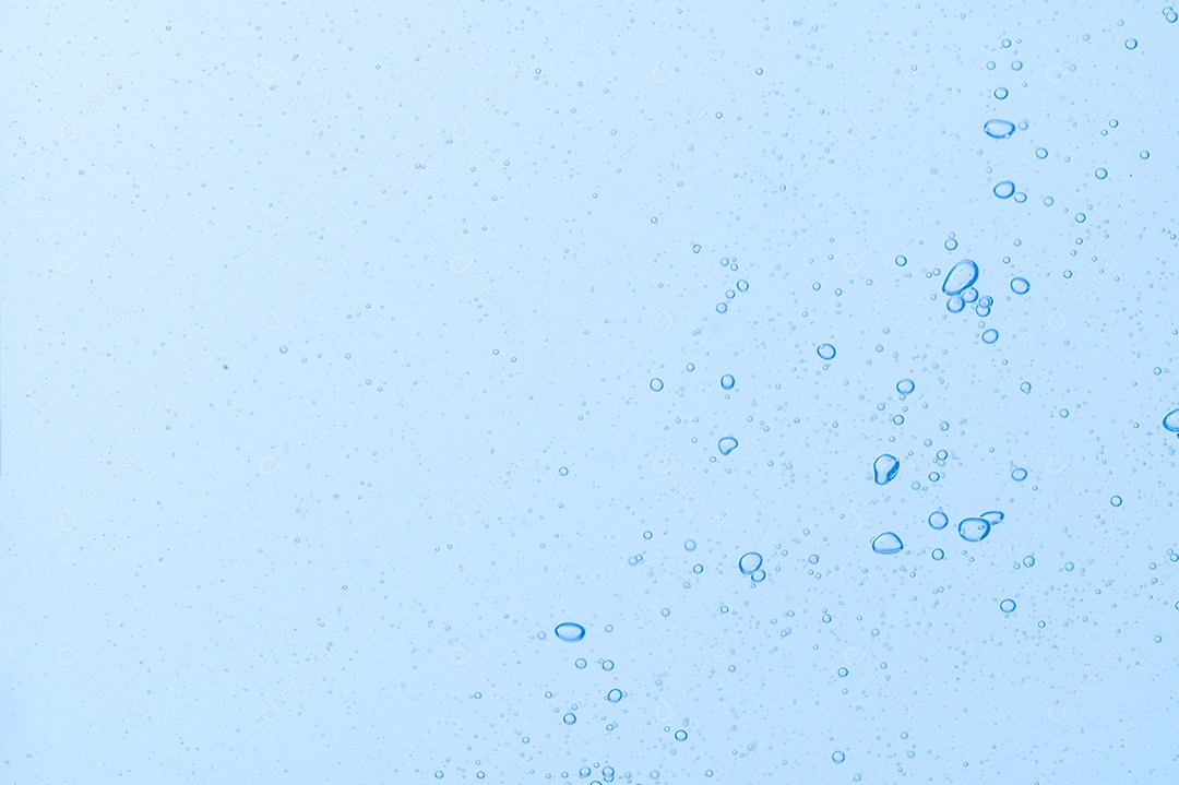 Bolhas azuis claras e fundo branco da água