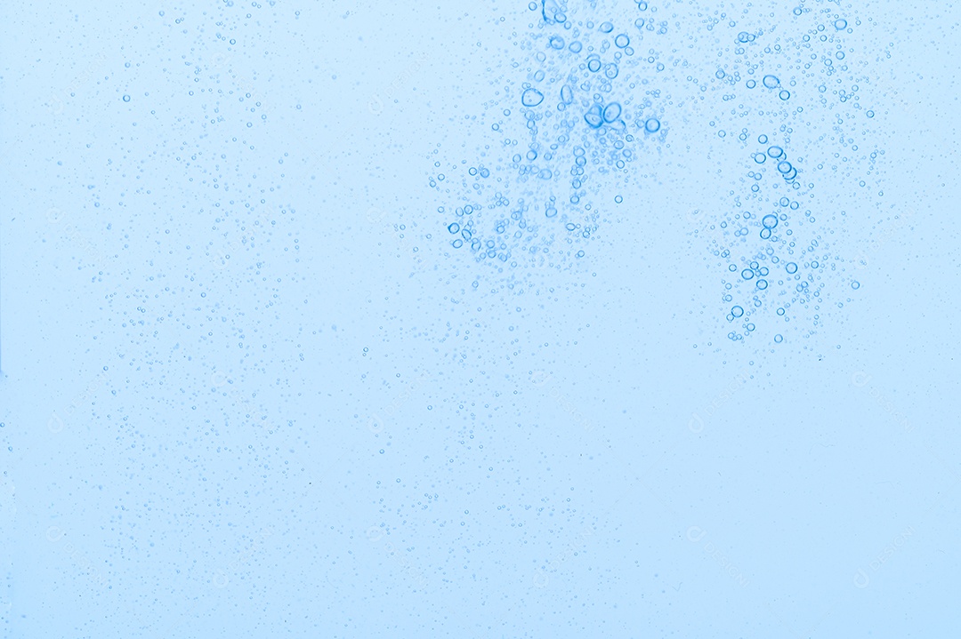 Bolhas azuis claras e fundo branco da água