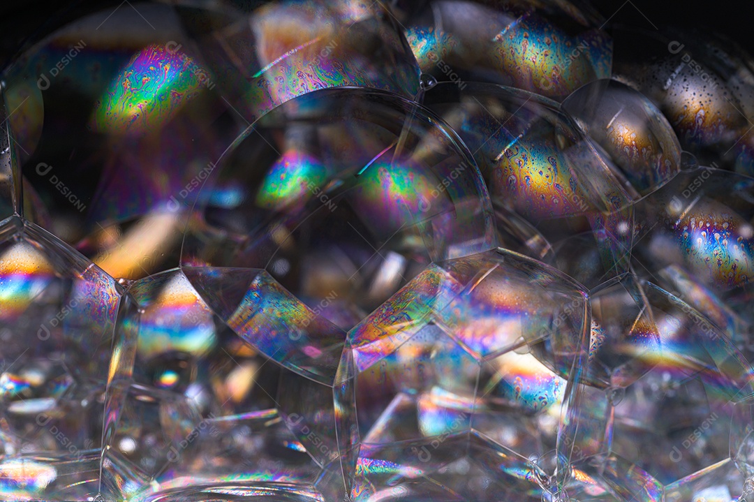 Arco-íris em uma bolha de fundo preto