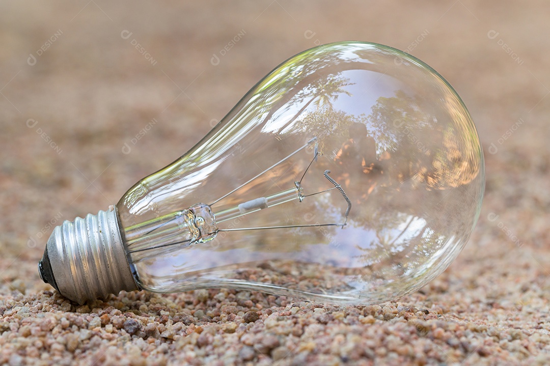 A lâmpada está vazia na areia. conceito de energia