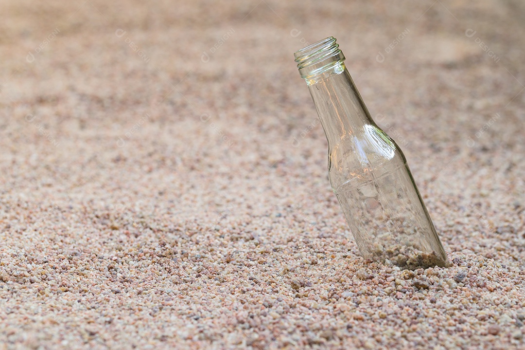 Garrafa de vidro vazias na areia Conceito de poluição por lixo