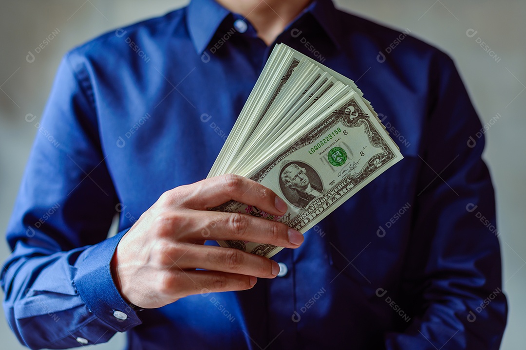 Homem de negócios usam dinheiro para fazer compras e fazer negócios