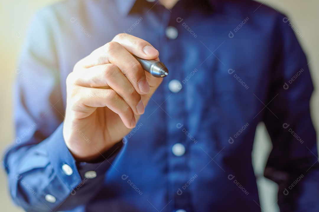 Um homem de negócios com uma camisa azul usando uma caneta