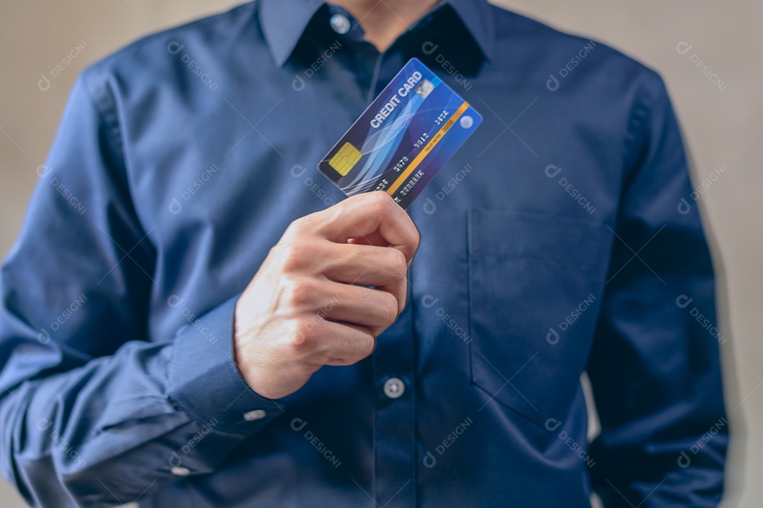 Os empresário usando cartões de crédito para comprar, vender, fazer compras