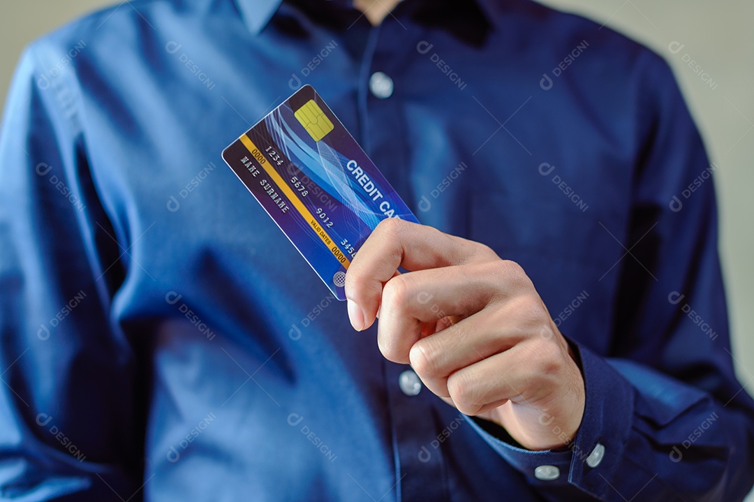 Os empresário usando cartões de crédito para comprar, vender, fazer compras