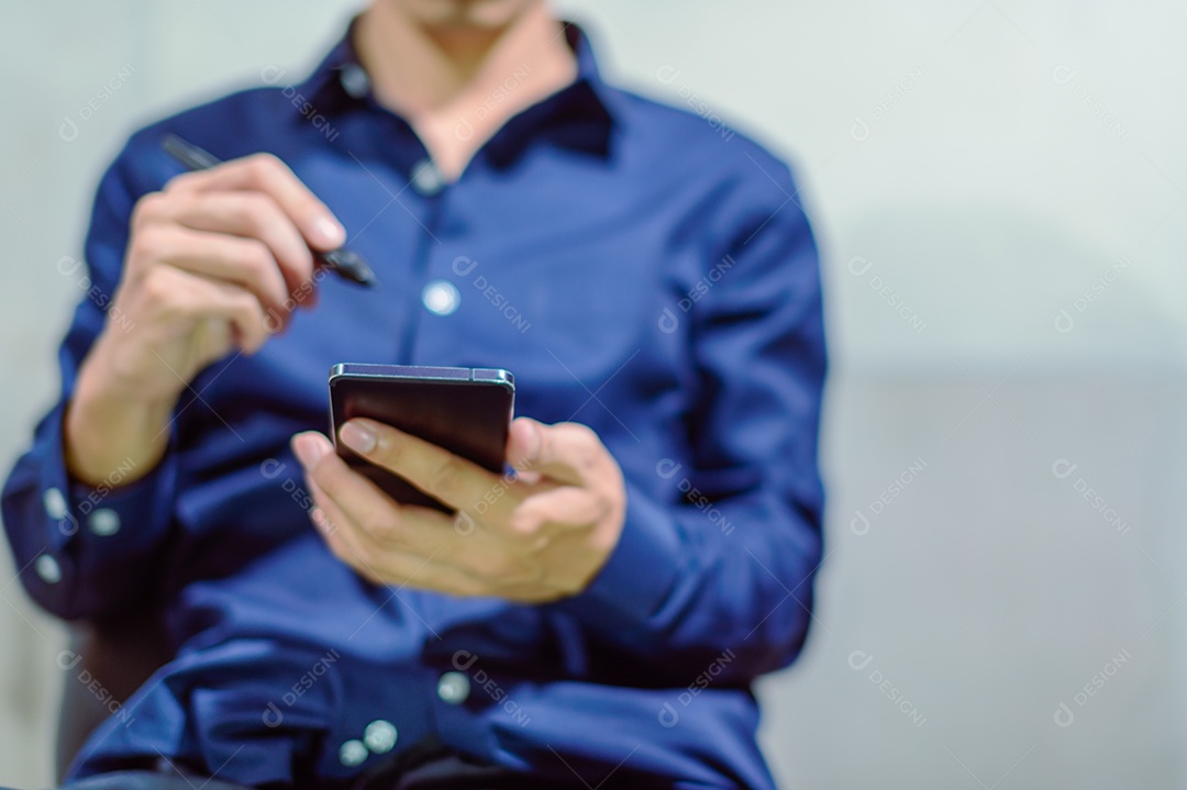 Empresário usam dinheiro para comprar mercadorias e fazer negócios