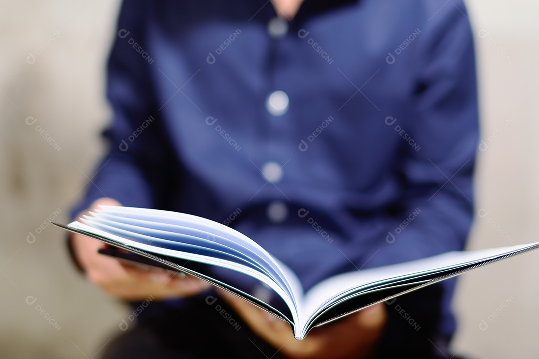 Um empresário em uma camisa azul Visualizando o relatório no notebook