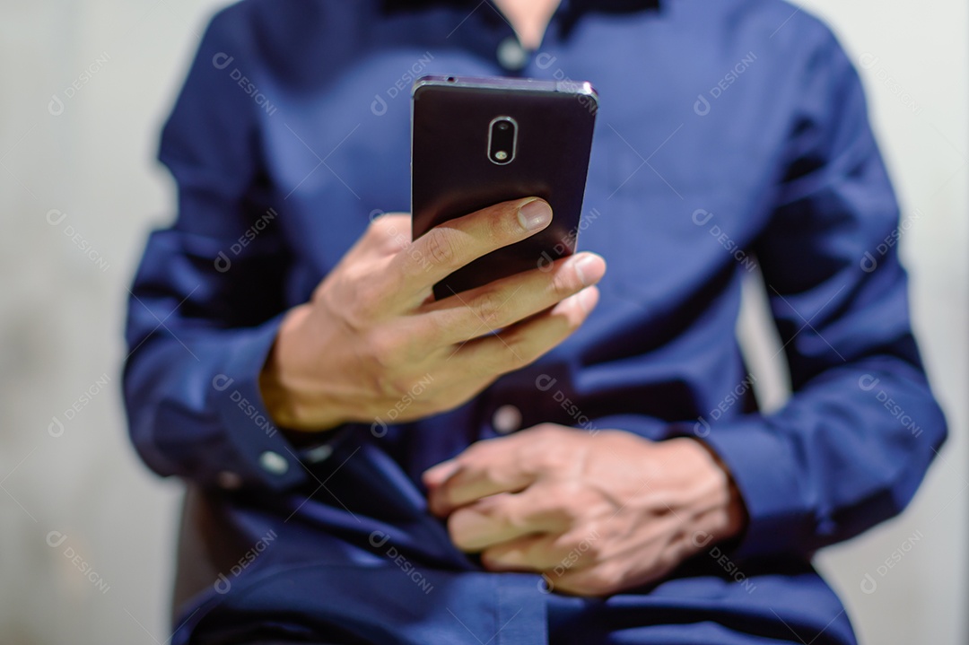 Pessoa de negócios usam smartphones e jogam smartphones