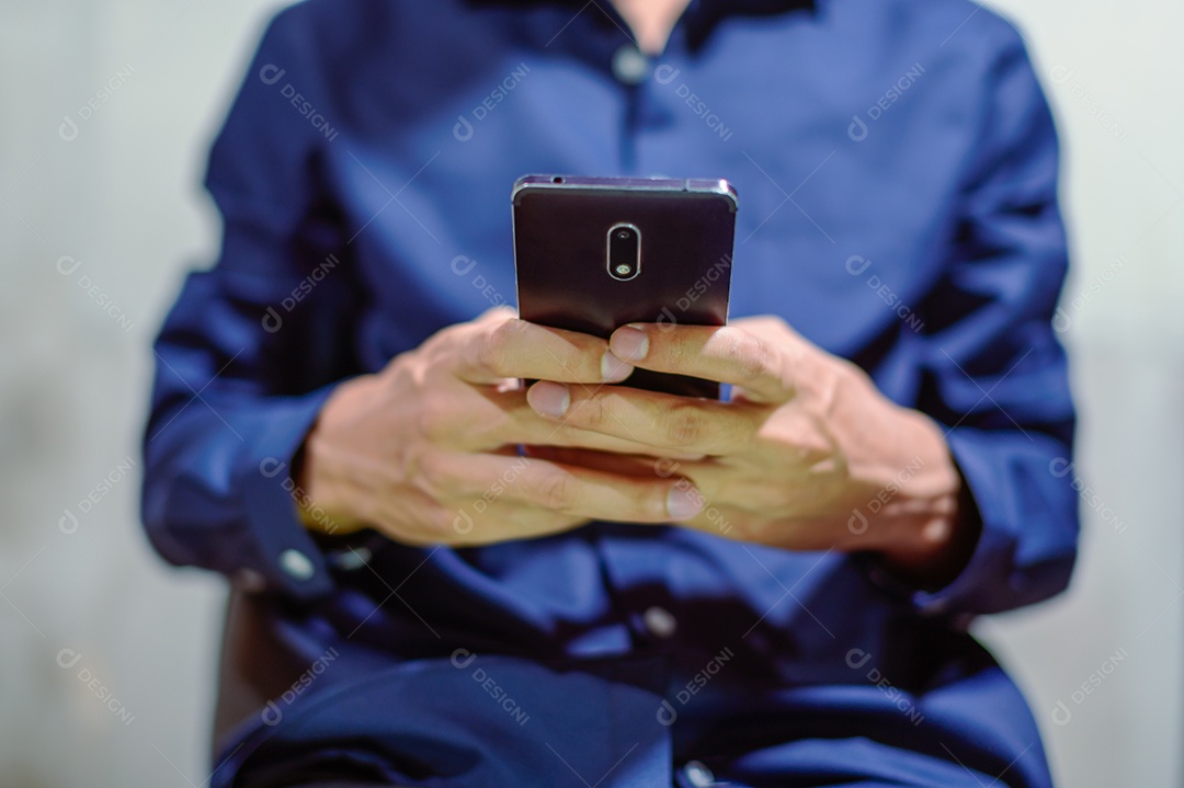 Pessoa de negócios usam smartphones e jogam smartphones