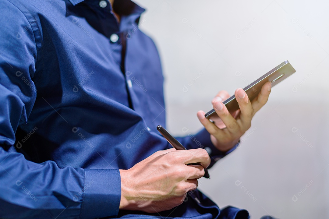 Pessoa de negócios usam smartphones e jogam smartphones