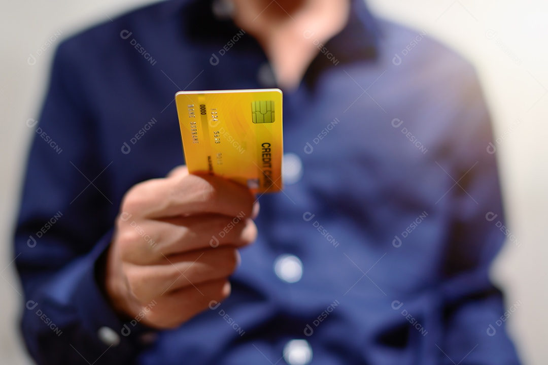 Os empresário usando cartões de crédito para comprar, vender, fazer compras