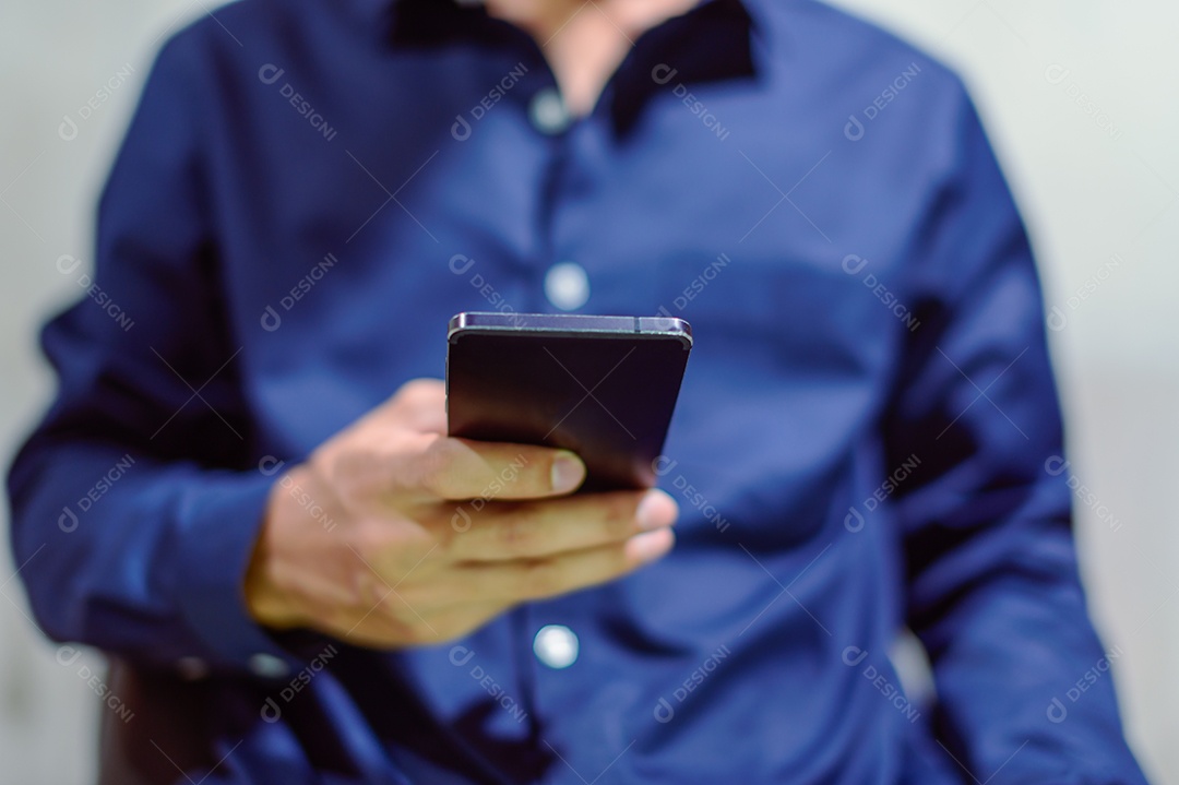 Pessoa de negócios usam smartphones e jogam smartphones