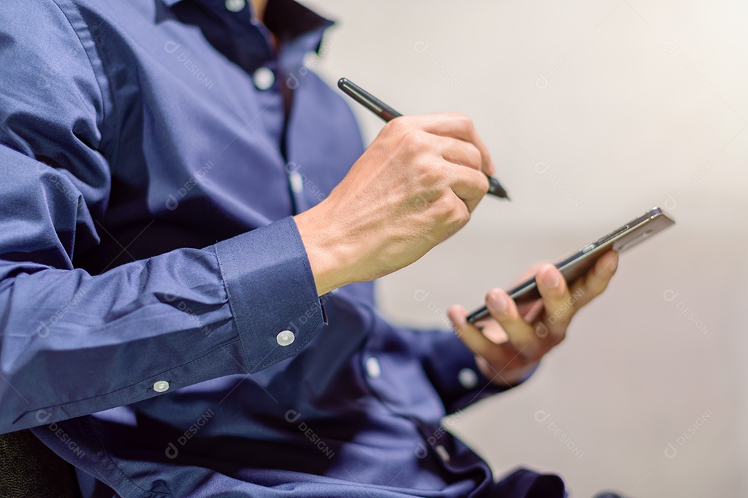 Pessoa de negócios usam smartphones e jogam smartphones