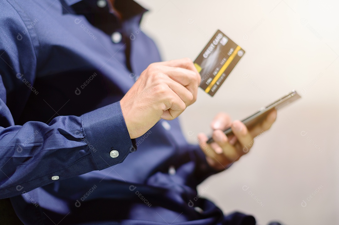 Os empresário usando cartões de crédito para comprar, vender, fazer compras